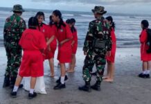 Sehari Usai Instruksi Presiden, TNI Bersama Pelajar Gotong Royong Bersihkan Sampah di Pantai Kuta Bali
