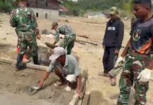 Melihat Kebersamaan TNI dan Warga Bangun Masjid Sementara di Aceh