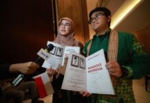Diaspora di Tokyo Bawa Buku Paradoks Indonesia dan Ditandatangani Prabowo: Akan Jadi Core Memory untuk Saya!